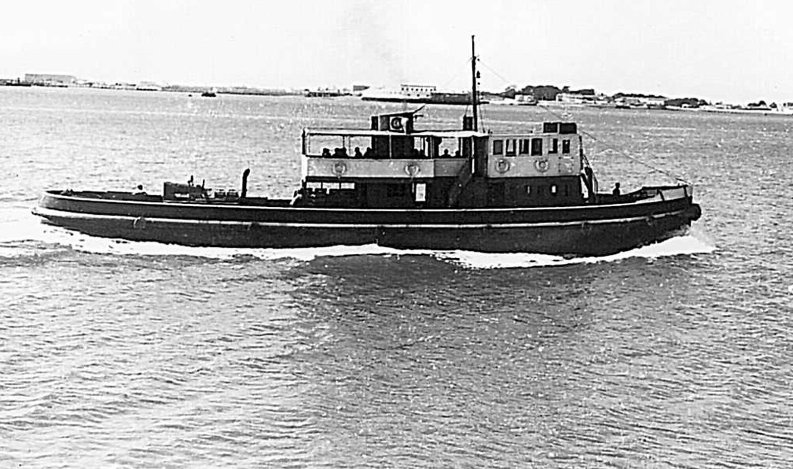 1943 hace 75 añosEl remolcador Matagorda, a punto de naufragar en la bahía