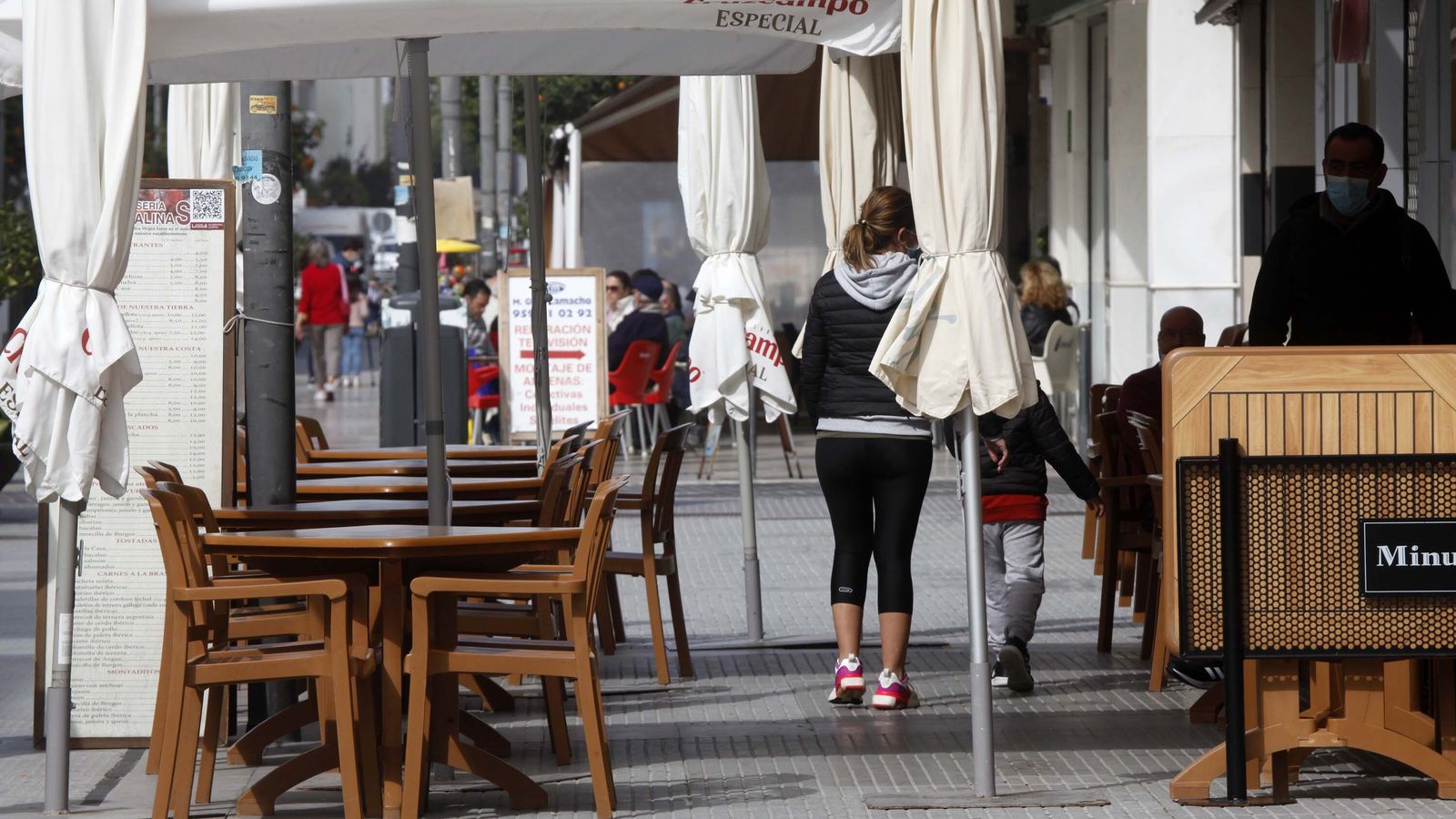 Mesas vacías, a la espera de clientes, en un establecimiento de la calle Ancha de Punta Umbría.