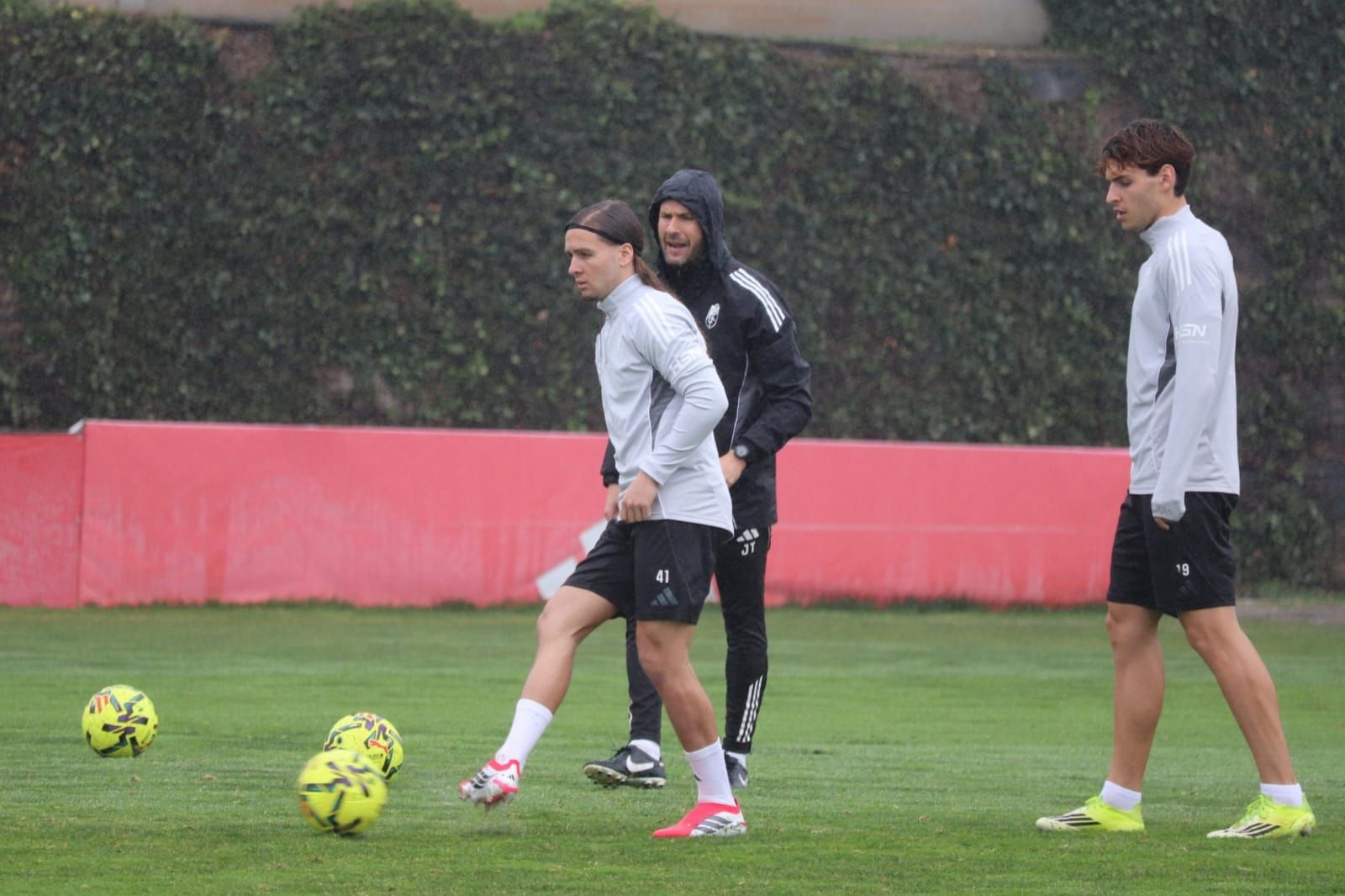 Un momento del entreno de este miércoles del Granada bajo la lluvia