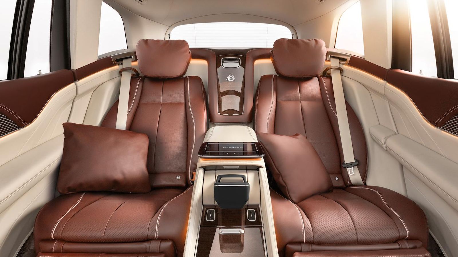 La zona posterior puede definirse exclusivamente para dos ocupantes con todos los elementos de confort imaginables. Incluida su nevera.