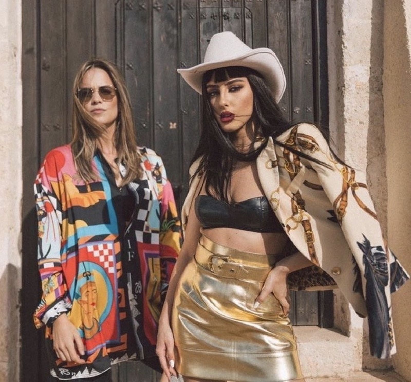 Miriam Amat acompañada de la cantante rumana Carine Chiperceanu.