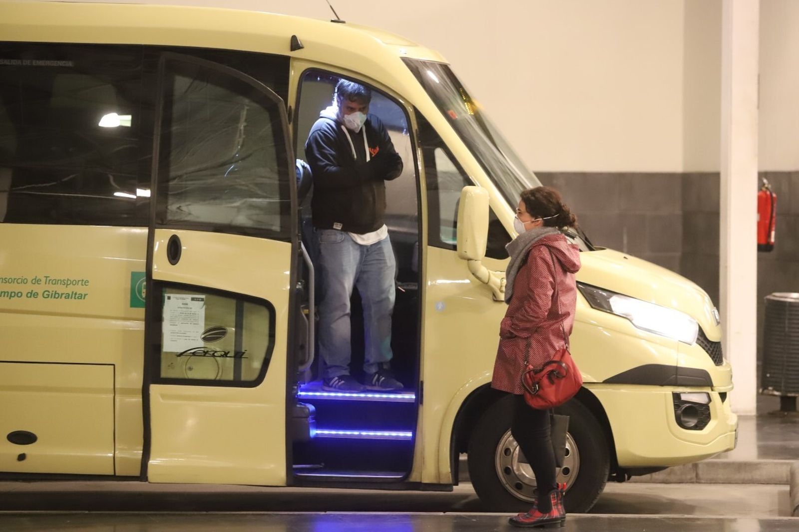 Dos usuarios, con mascarillas este lunes en un transporte público.