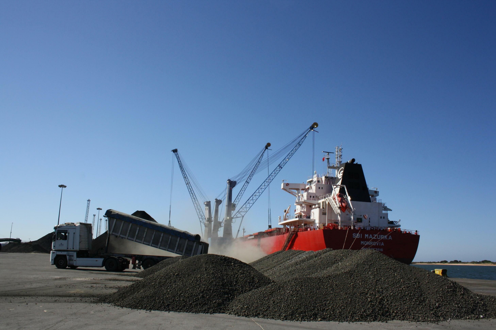 Un barco cargado de carbón en el Muelle Ingeniero Juan Gonzalo.