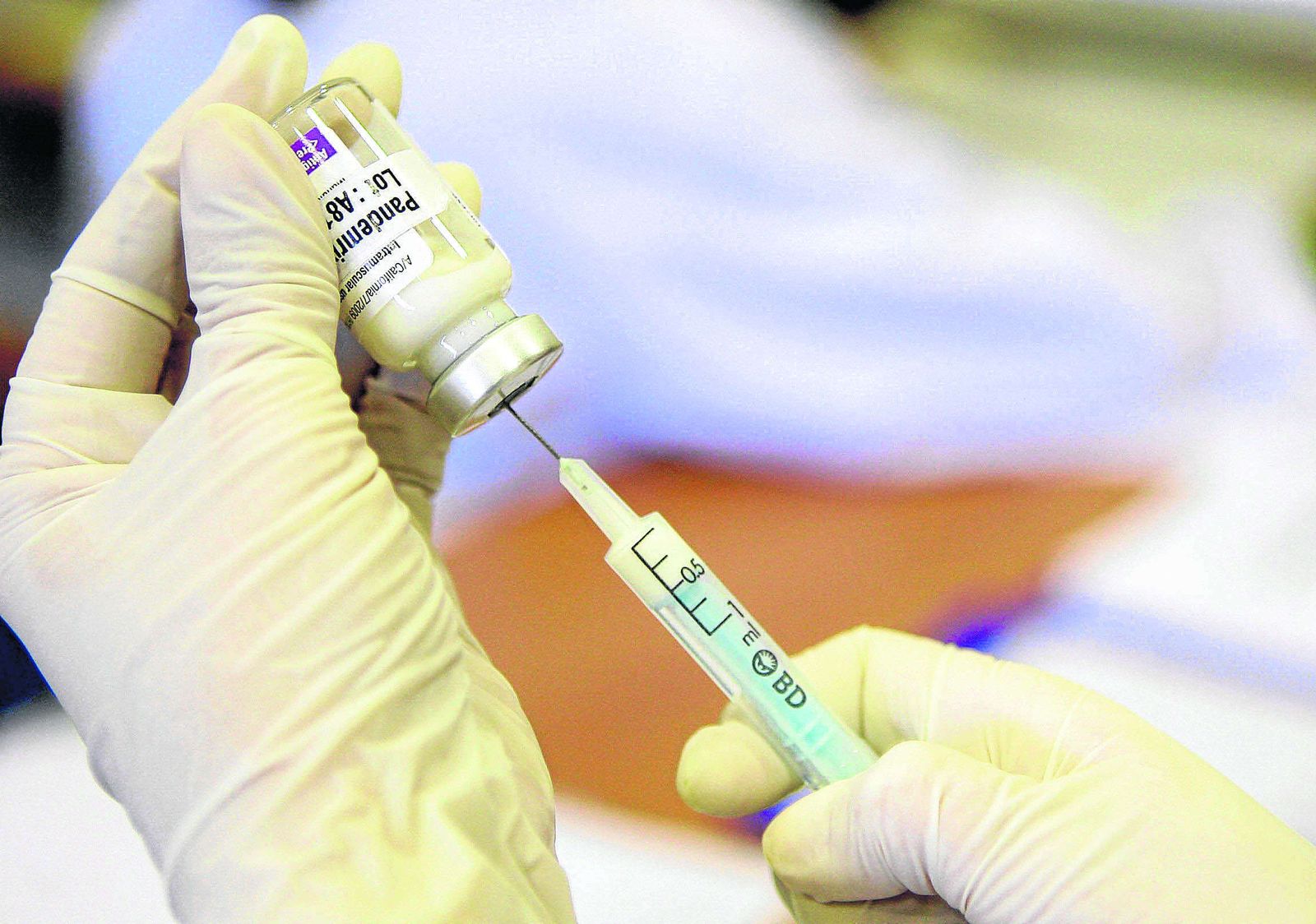 Profesores y policías mayores de 65 en activo recibirán la vacuna de AstraZeneca