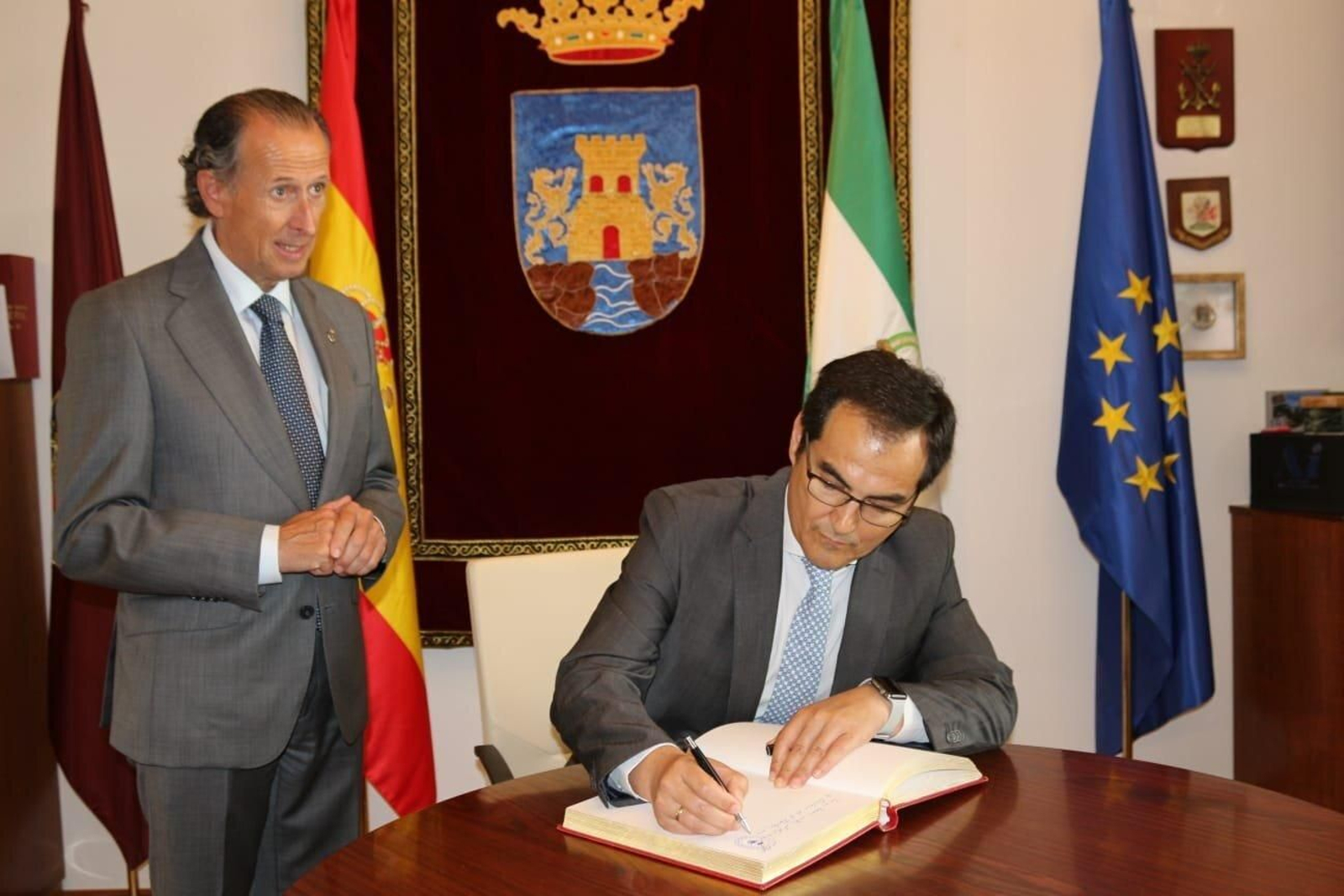 El consejero de Justicia, José Antonio Nieto, firmando el libro de la ciudad.
