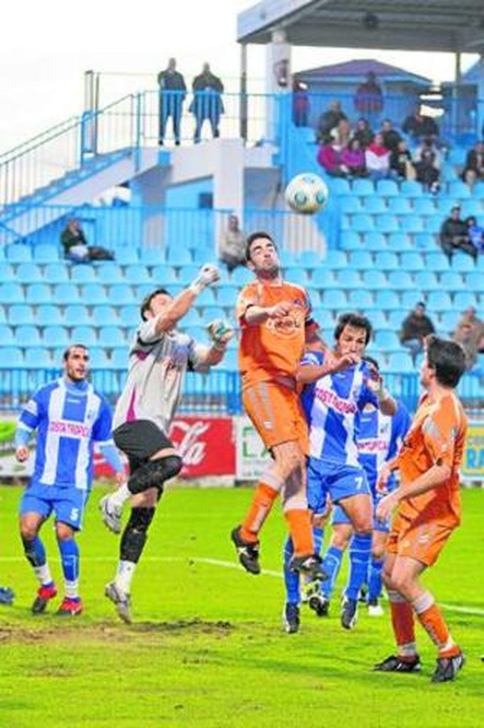 El guardameta lojeño Avilés despeja de puños.