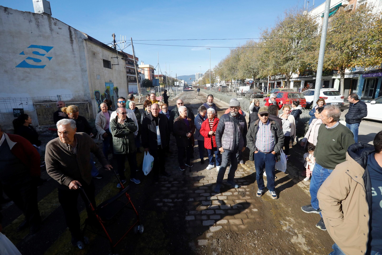 Los vecinos de carretera Trassierra vuelven a protestar por el retraso de las obras y la falta de accesibilidad, en imágenes