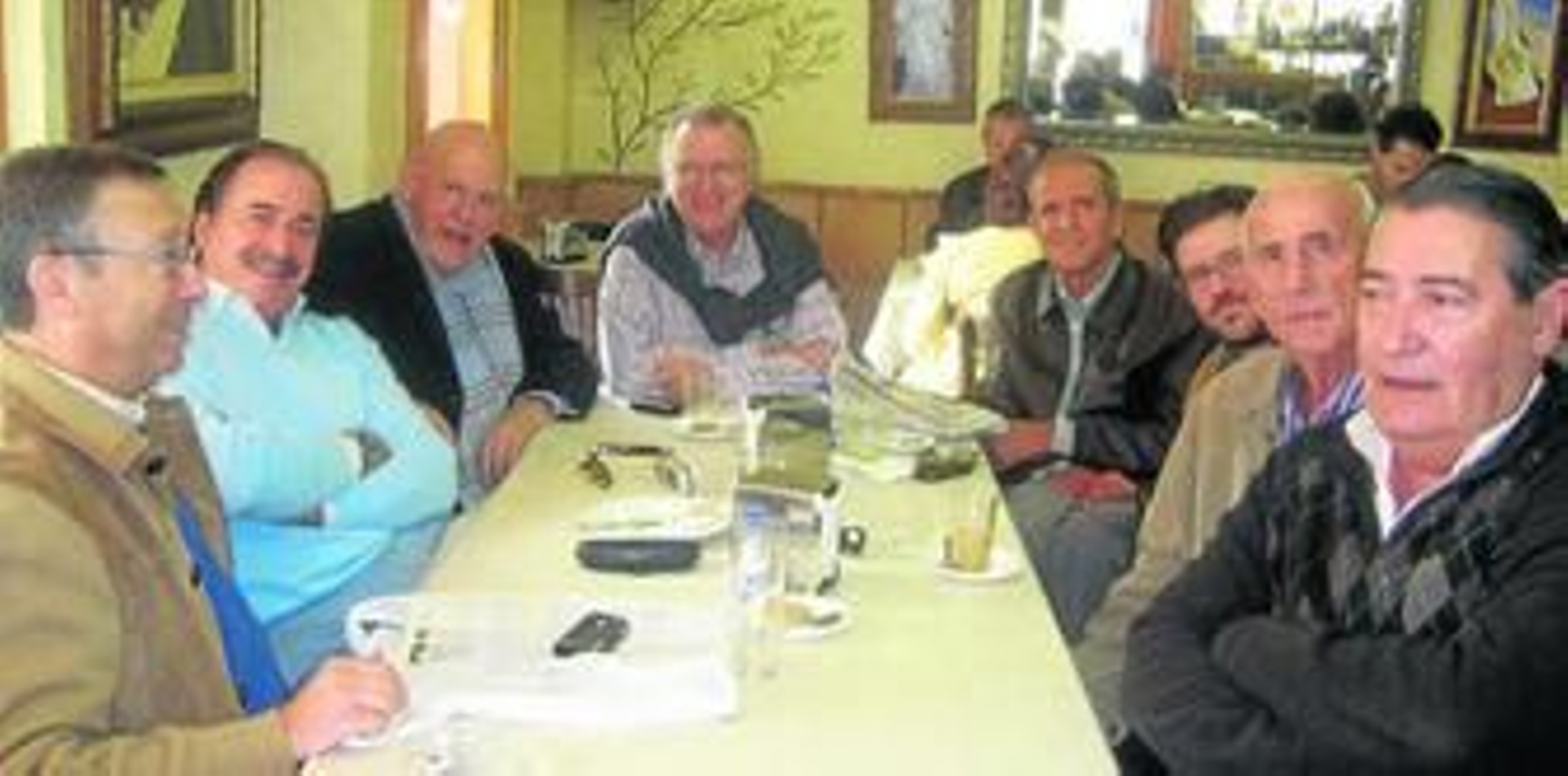 La gaditana peña de "Los Corderos" celebró días pasados su segundo aniversario, tras la elección y renovación de su junta directiva. Esta reunión de amigos estableció su programa anual, proponiéndose a instancias de Pepe Vázquez nada menos que un viaje a la ciudad de México, donde actualmente reside y donde ya se ha adelantado la visita de algunas autoridades. La pasada reunión fue en el Restaurante La Tabla, y a ella corresponde la foto.