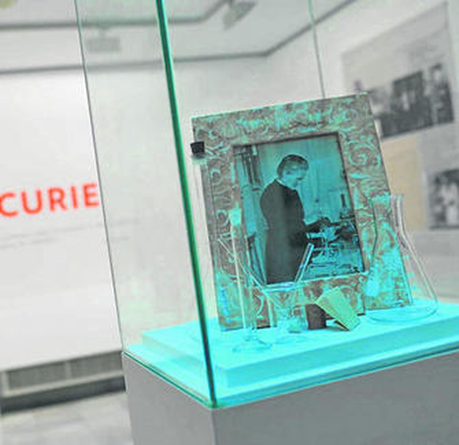 Exposición sobre Marie Curie inaugurada ayer en el Archivo Municipal.
