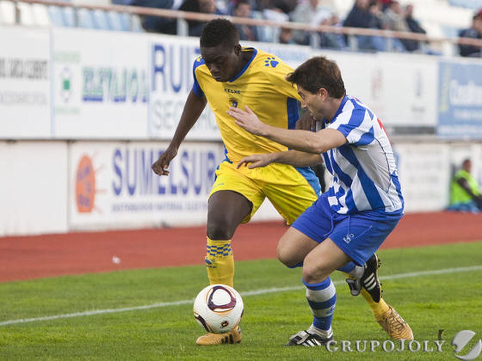 Moke, de nuevo como lateral derecho, intenta progresar por su banda. 

Foto: Pascu Mendez (LOF)