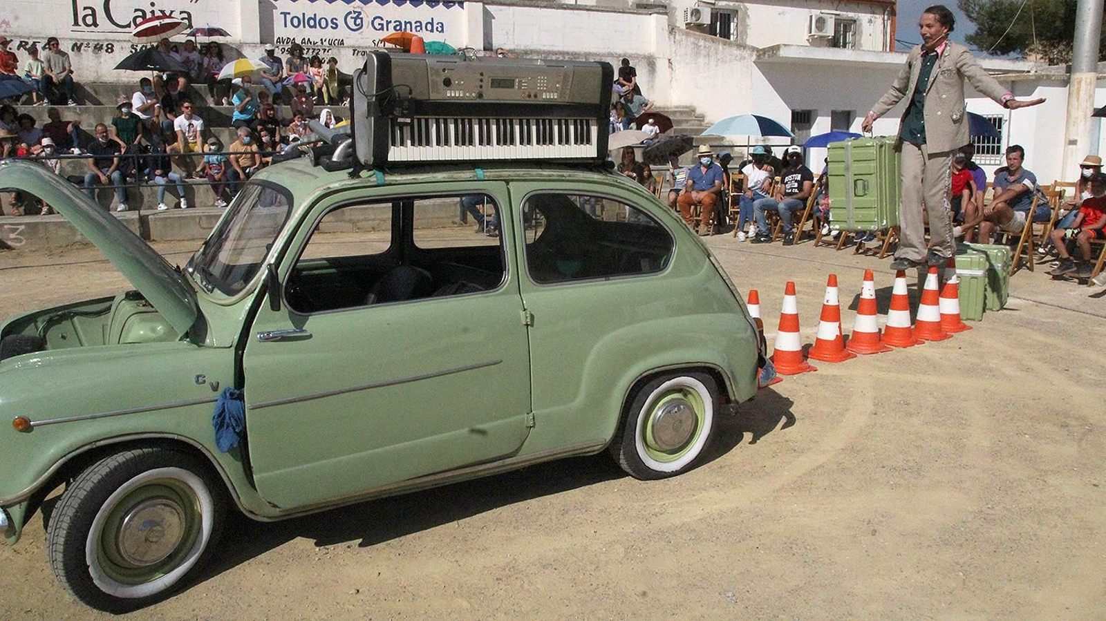 El superhéroe Carman hace equilibrios para tratar de llegar hasta ‘Verdi’, en Seat 600 que cobró vida por momentos
