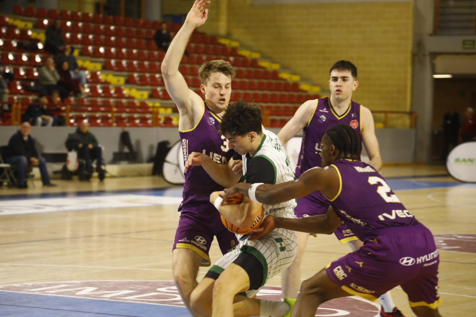 Las mejores fotos del ambiente en Vista Alegre para el Coto Córdoba - Baloncesto Valladolid