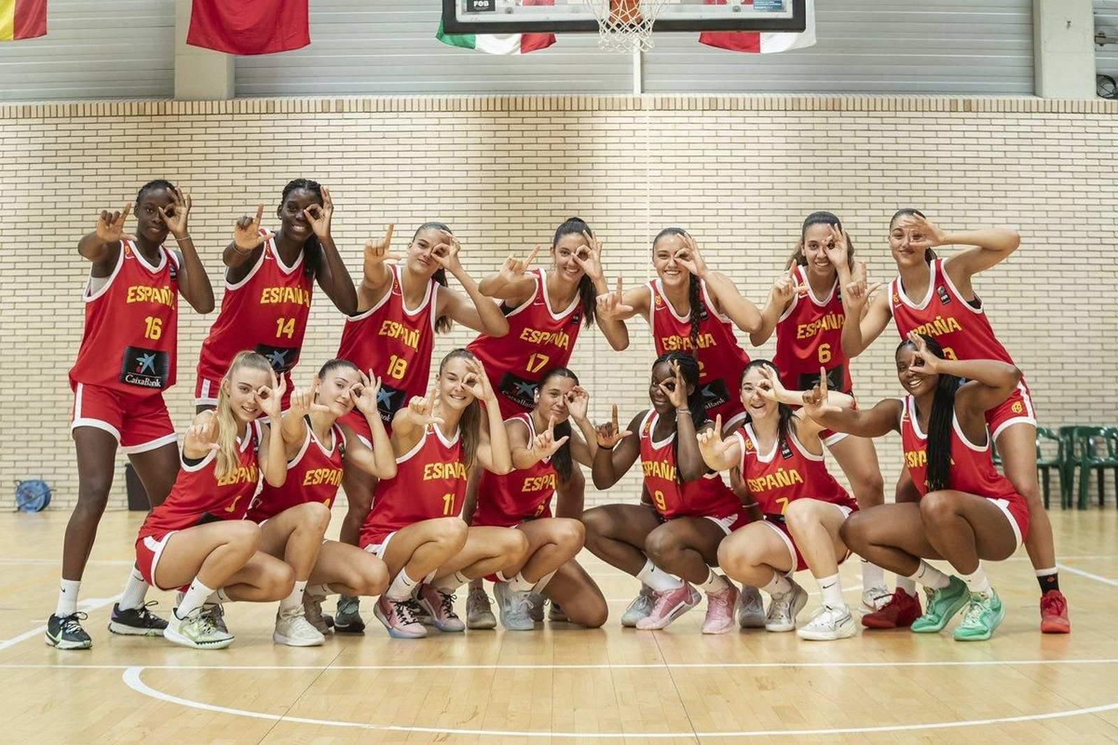 Chelsea Dike, con sus compañeras.