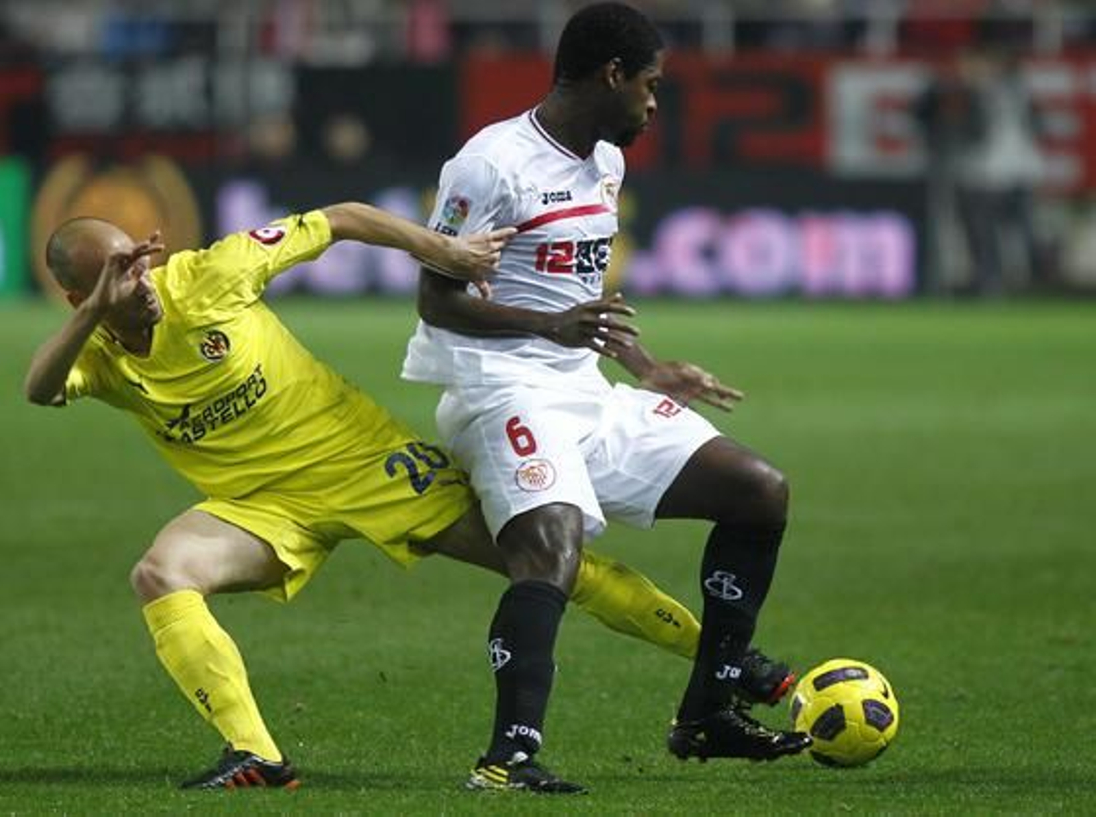 El Sevilla celebra la vuelta de Sergio Sánchez a los terrenos de juego con el pase a las semifinales de Copa del Rey ante el Villarreal (3-0). / Antonio Pizarro