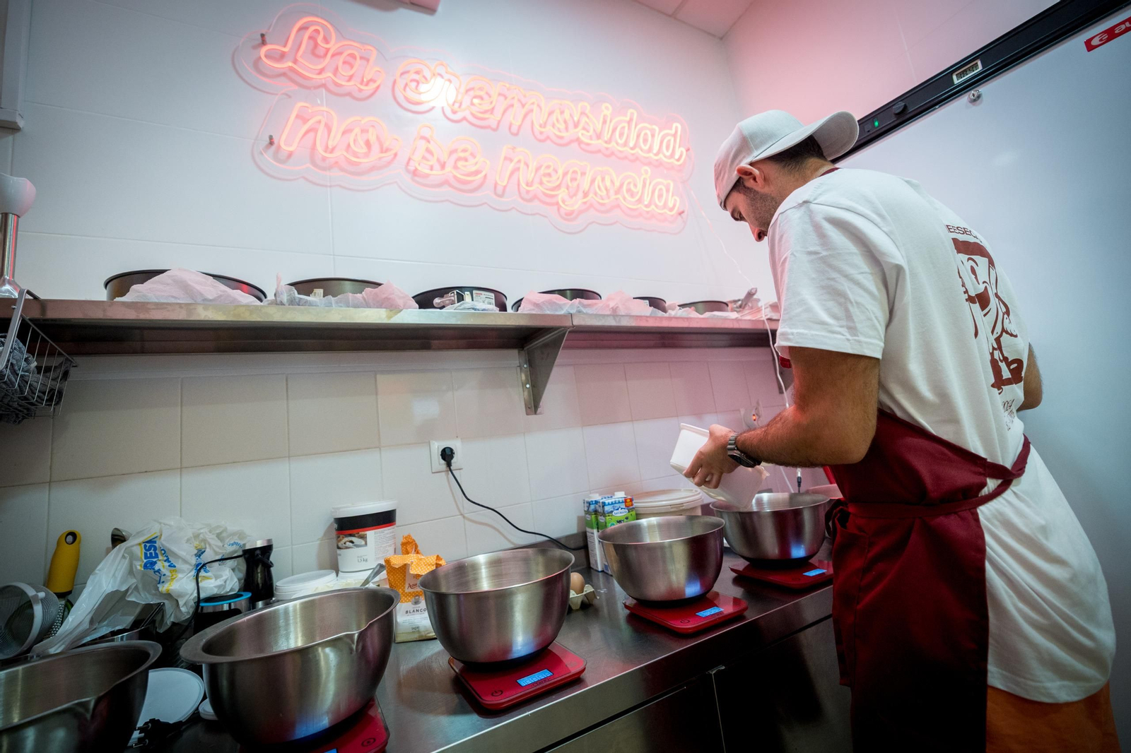 La cocina es visible para los clientes que entrar en el local.