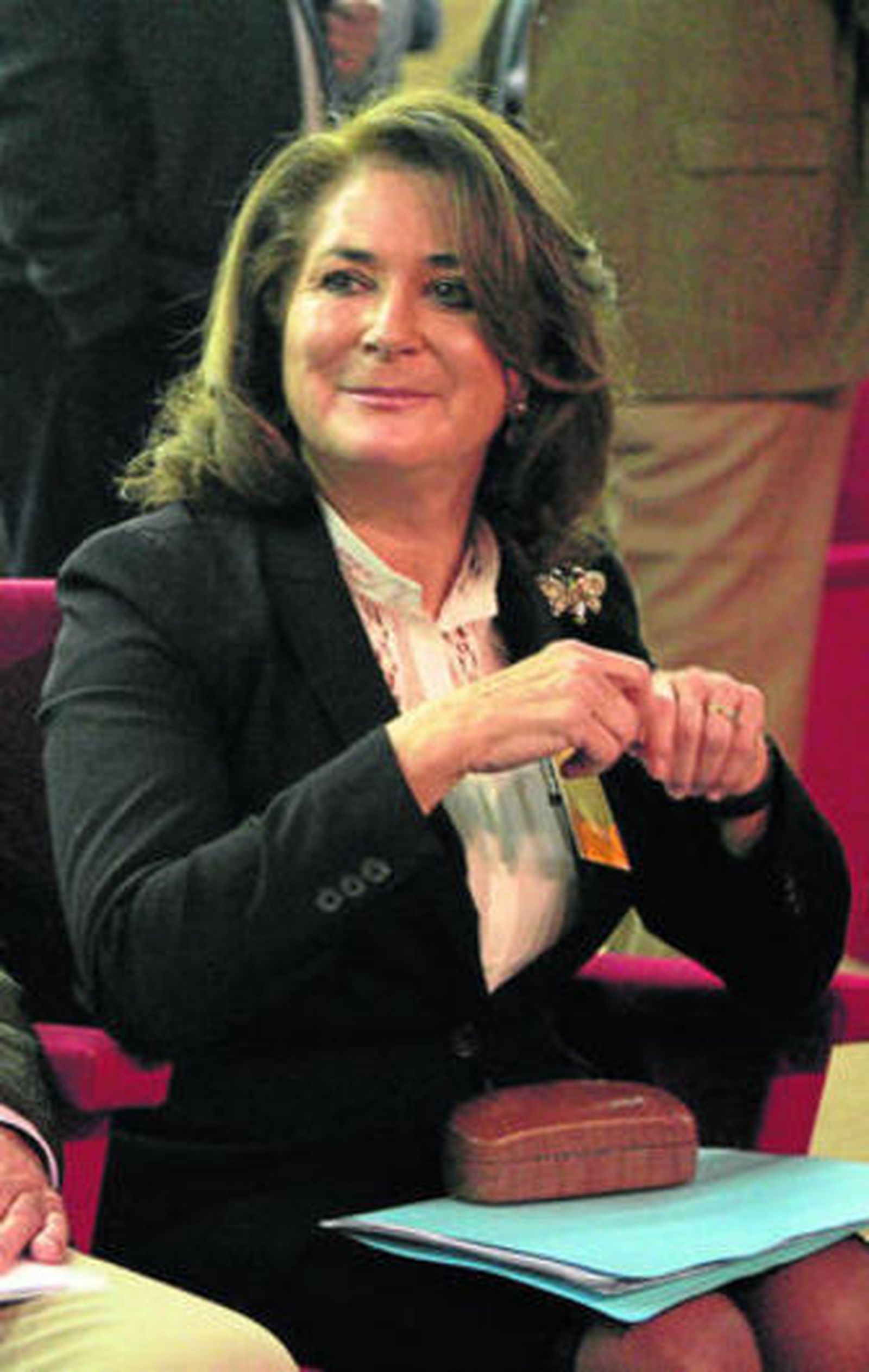 La defensora universitaria, Rosa Mª Muñoz Román, modera la mesa redonda.