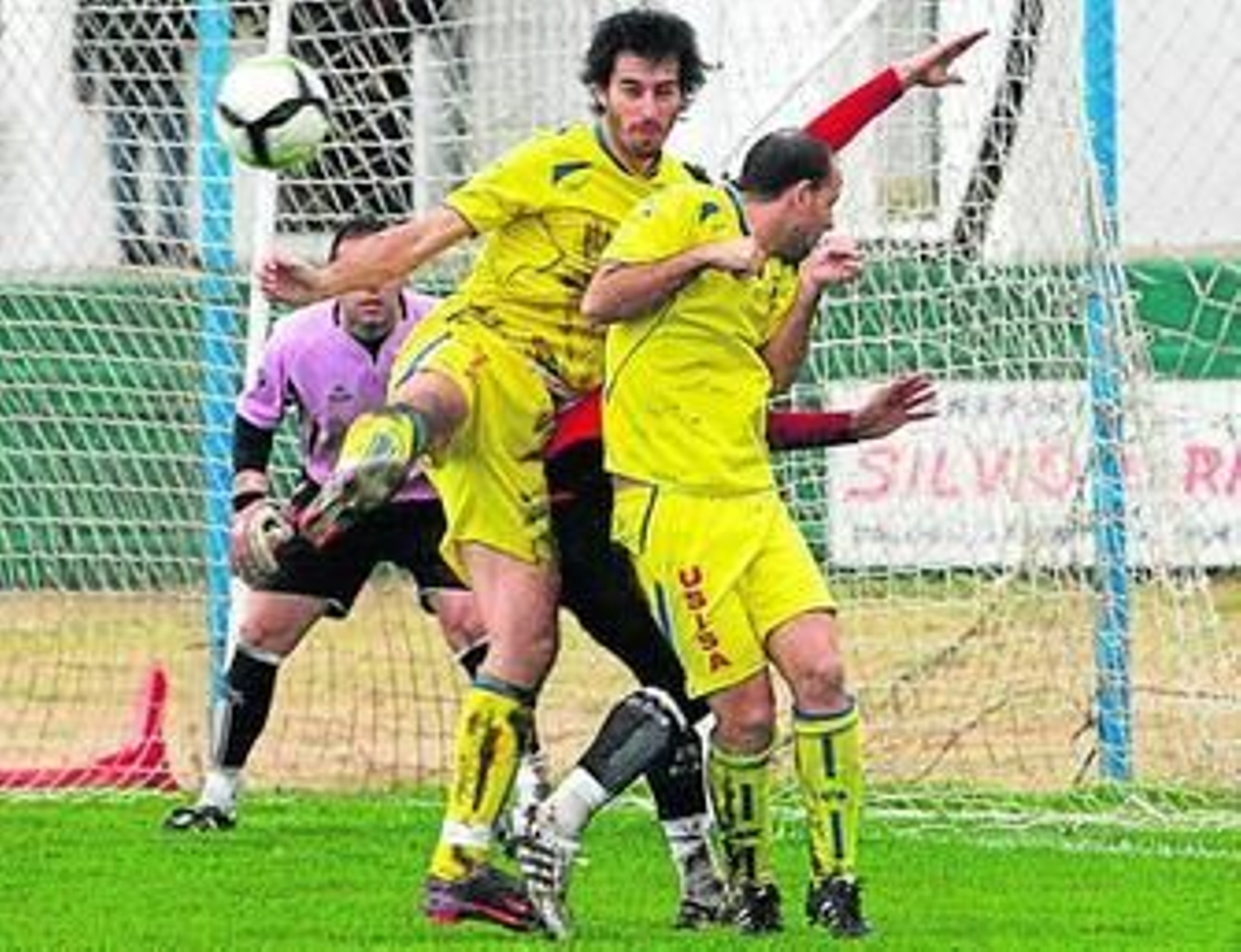 Juanma Barba -tratando de golpear el balón- no podrá jugar hasta la segunda jornada de la próxima temporada.