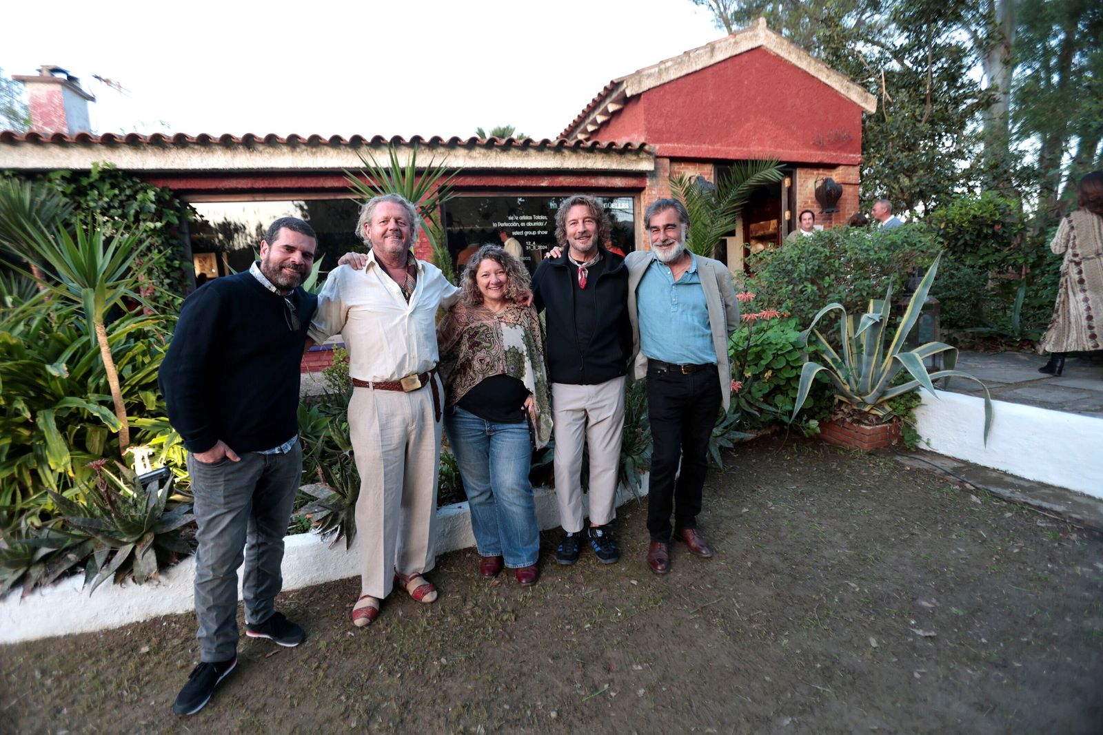 Nando Argüelles, segundo por la izquierda, y algunos artistas de la colectiva.