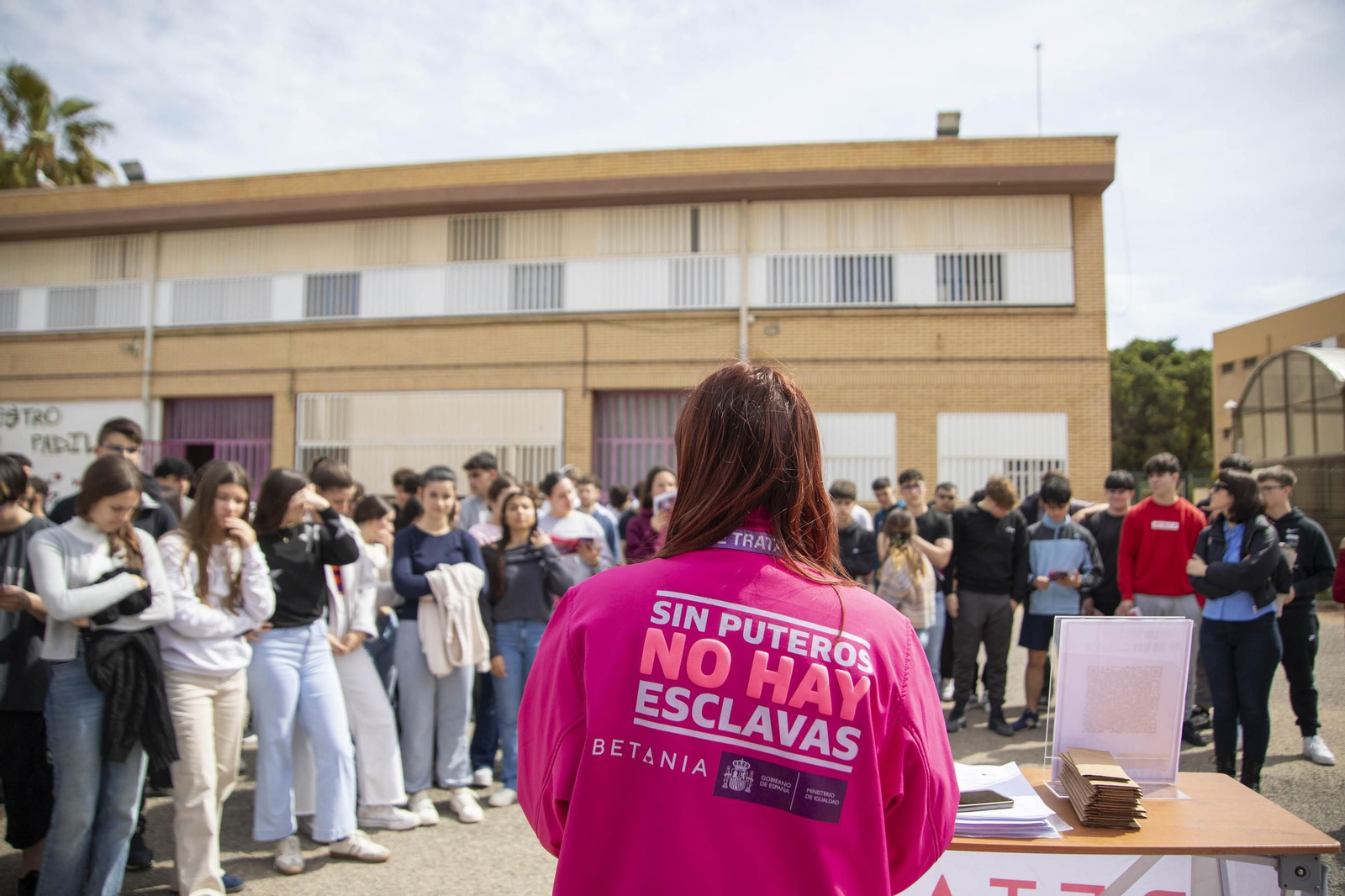 Sensibilización sobre la trata de mujeres en el IES Maestro Padilla de Almería, en imágenes