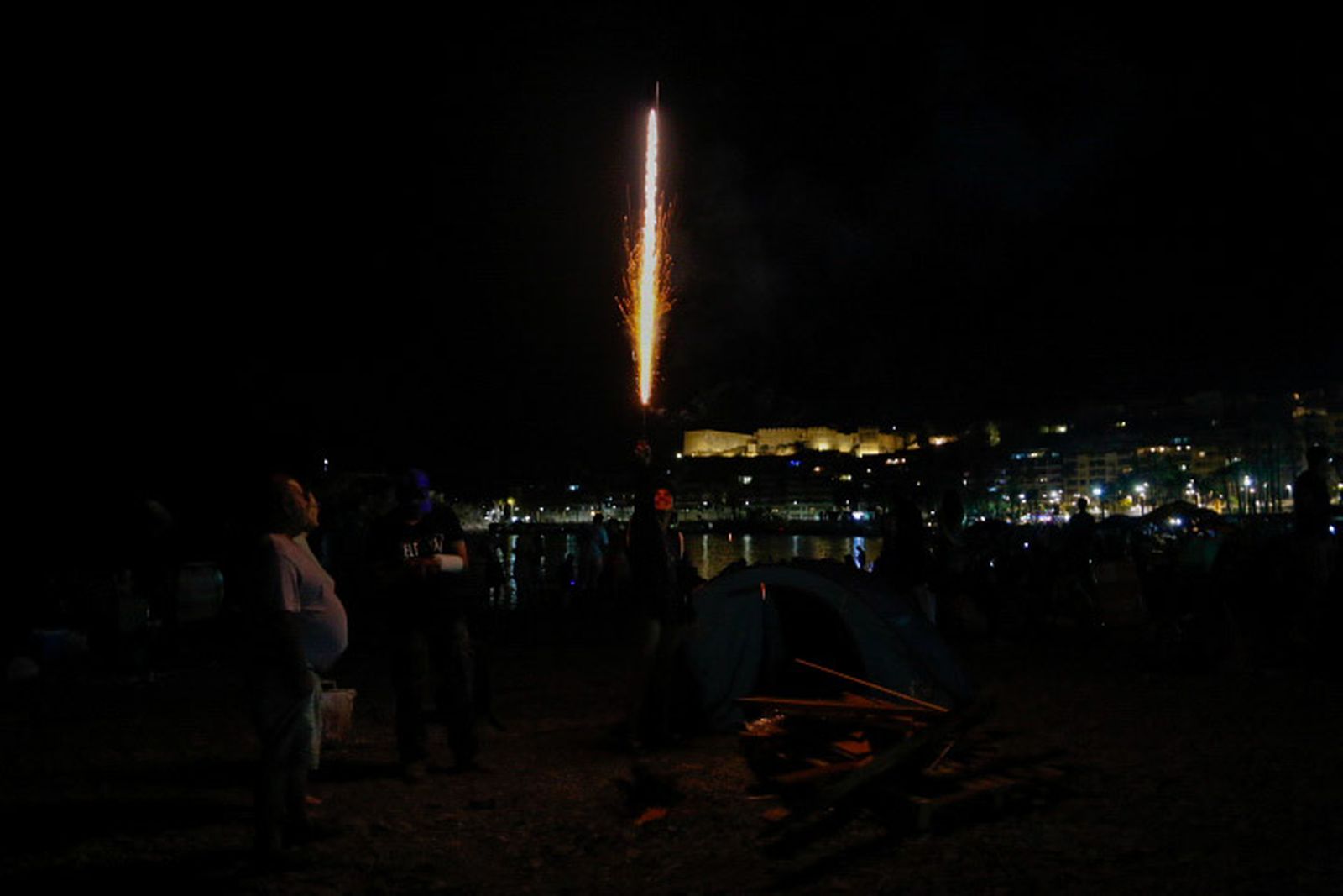 La Costa Tropical saborea la magia de la noche de San Juan, en imágenes