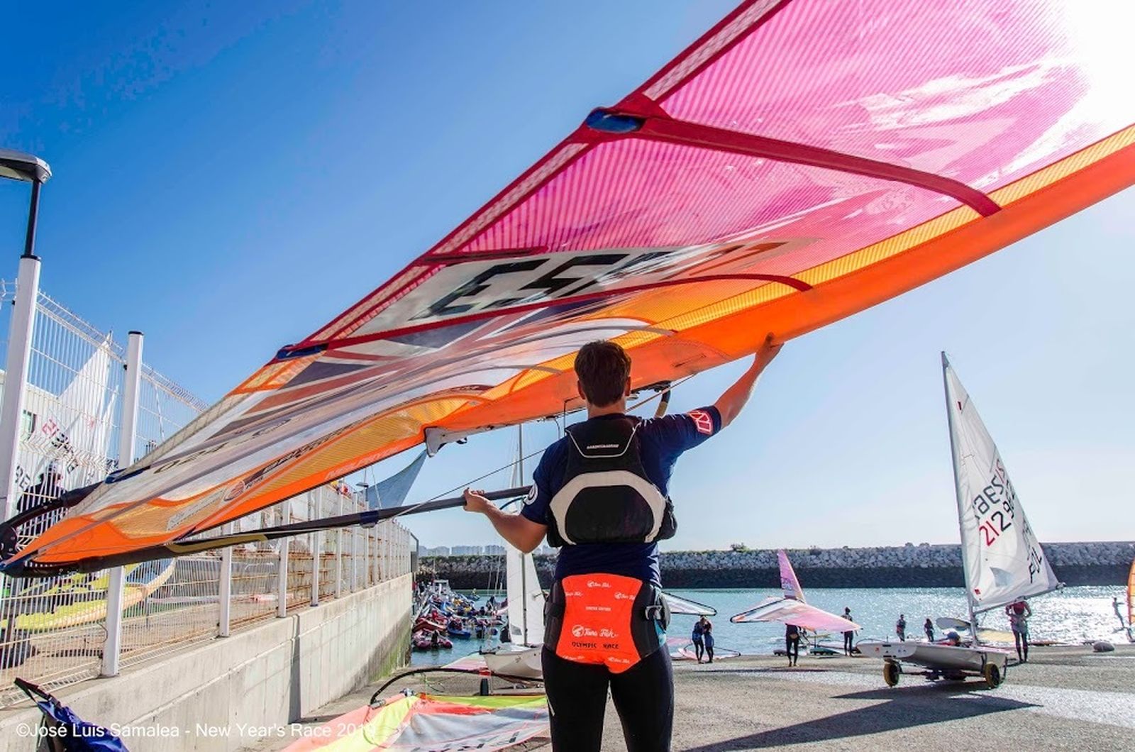 Trabajos en tierra ante la imposibilidad de competir a causa del fuerte viento.