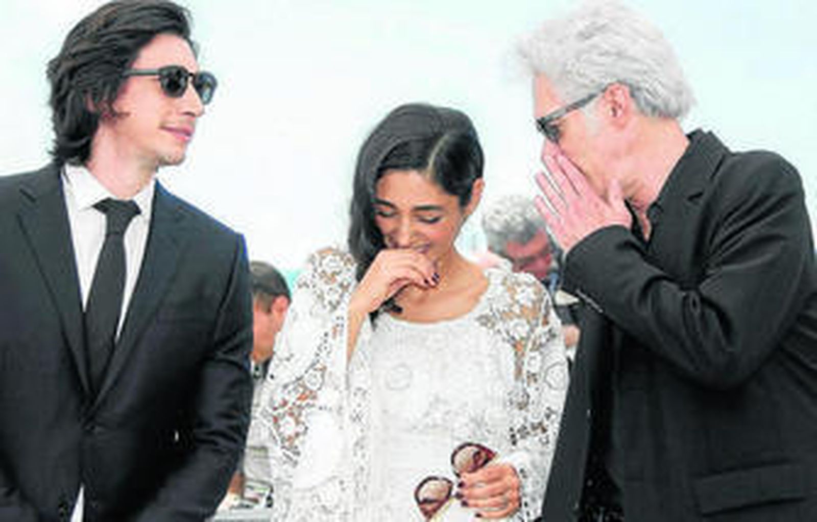Jim Jarmusch (derecha), ayer en Cannes con sus actores, Adam Driver y Golshifteh Farahani.