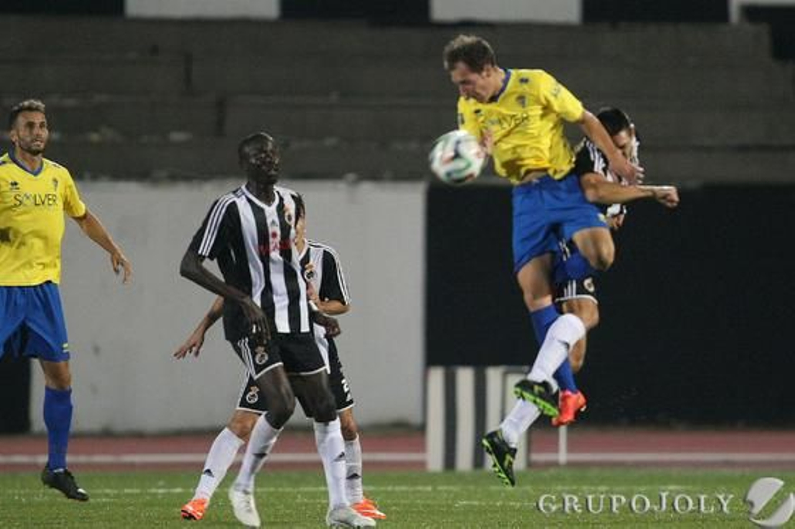 Migue toca un balón de cabeza ante la atenta mirada de Fall.

Foto: Paco Guerrero