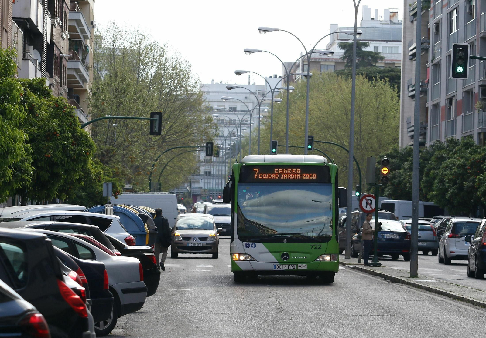 Autobús de Aucorsa a su paso por avenida Medina Azahara.