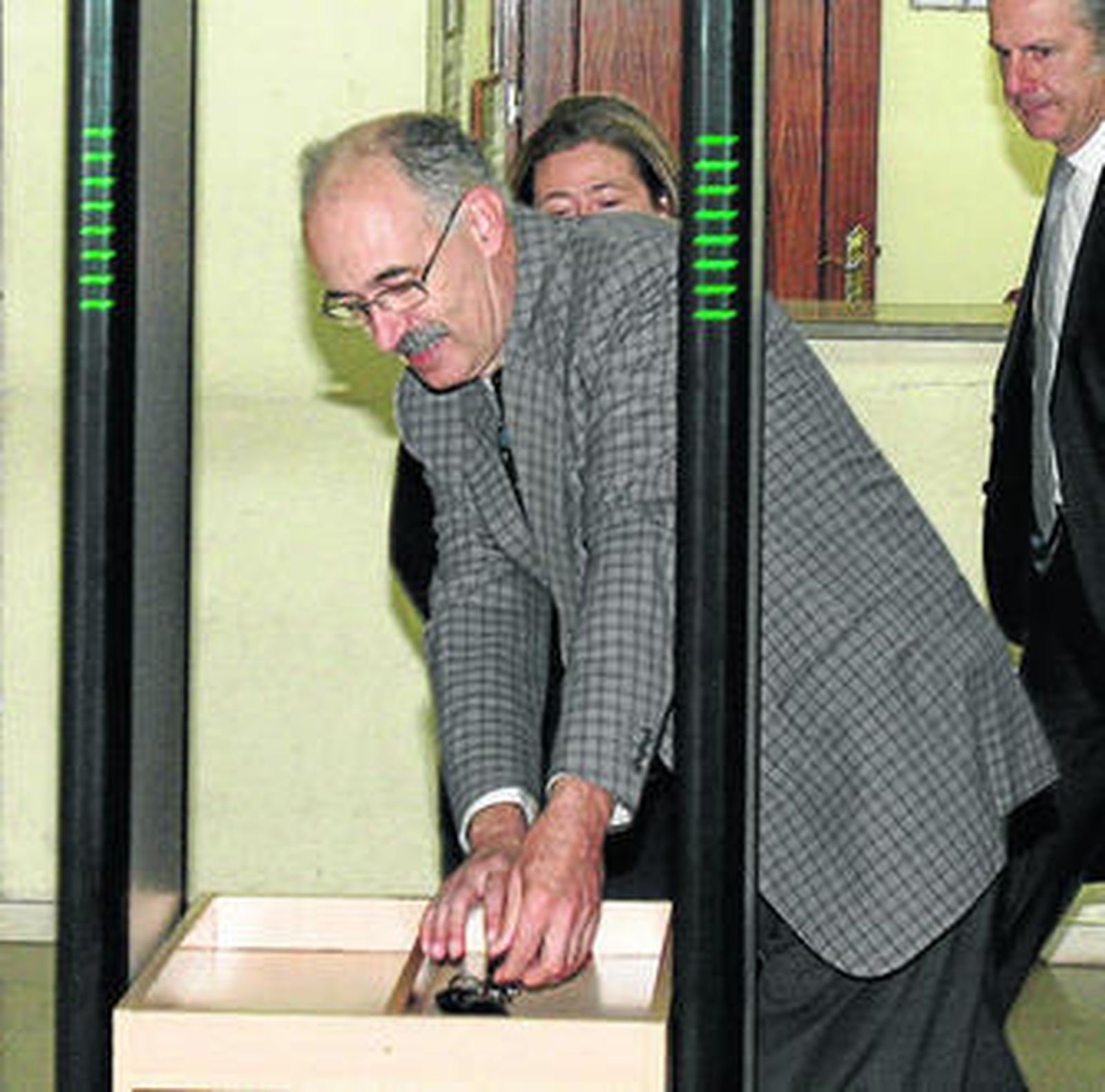 El exviceconsejero de Empleo y exdelegado del Gobierno en Huelva, Justo Mañas, en octubre de 2013, en la Audiencia..