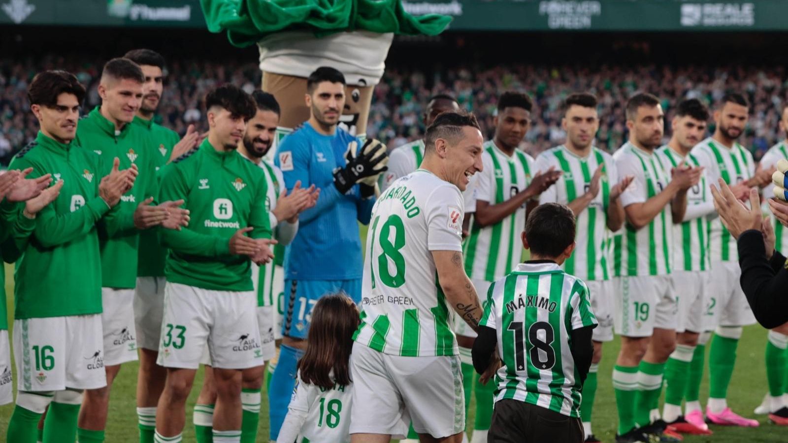 Guardado atraviesa el pasillo organizado por Betis y Barcelona.