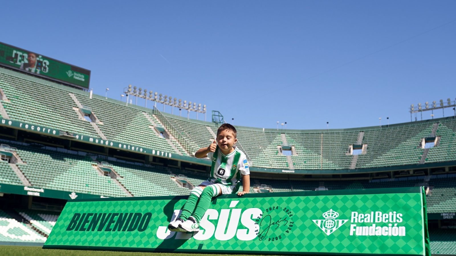 Jesús Caballo Pavo posa en el Benito Villamarín.