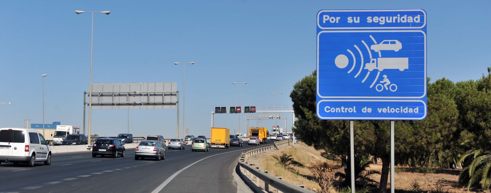 Señal que avisa de un control de velocidad en una autovía de la provincia.