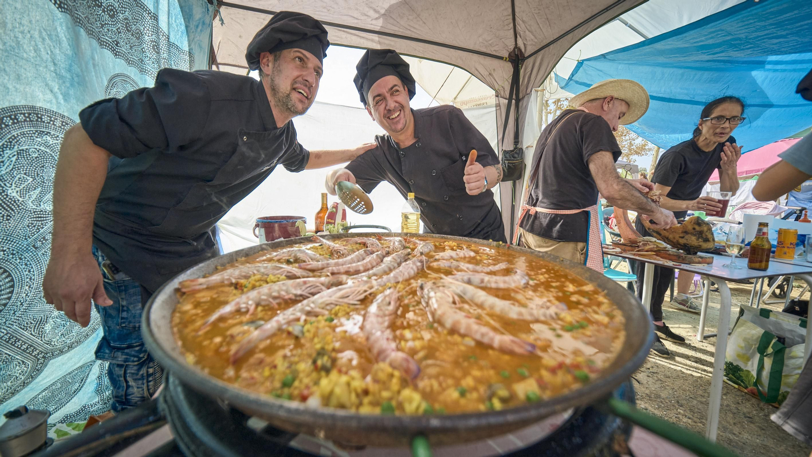 Concurso de paellas en Las Canteras.