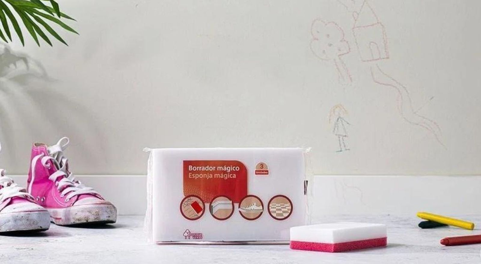 Marcas de rotuladores en la pared, una de las utilidades del borrador mágico.