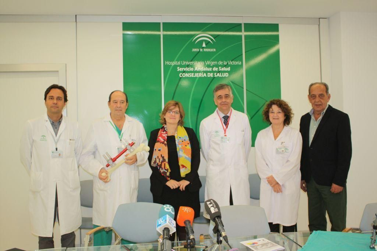 Profesionales de la Unidad de Acondroplasia del Clínico, ayer, antes de la rueda de prensa.