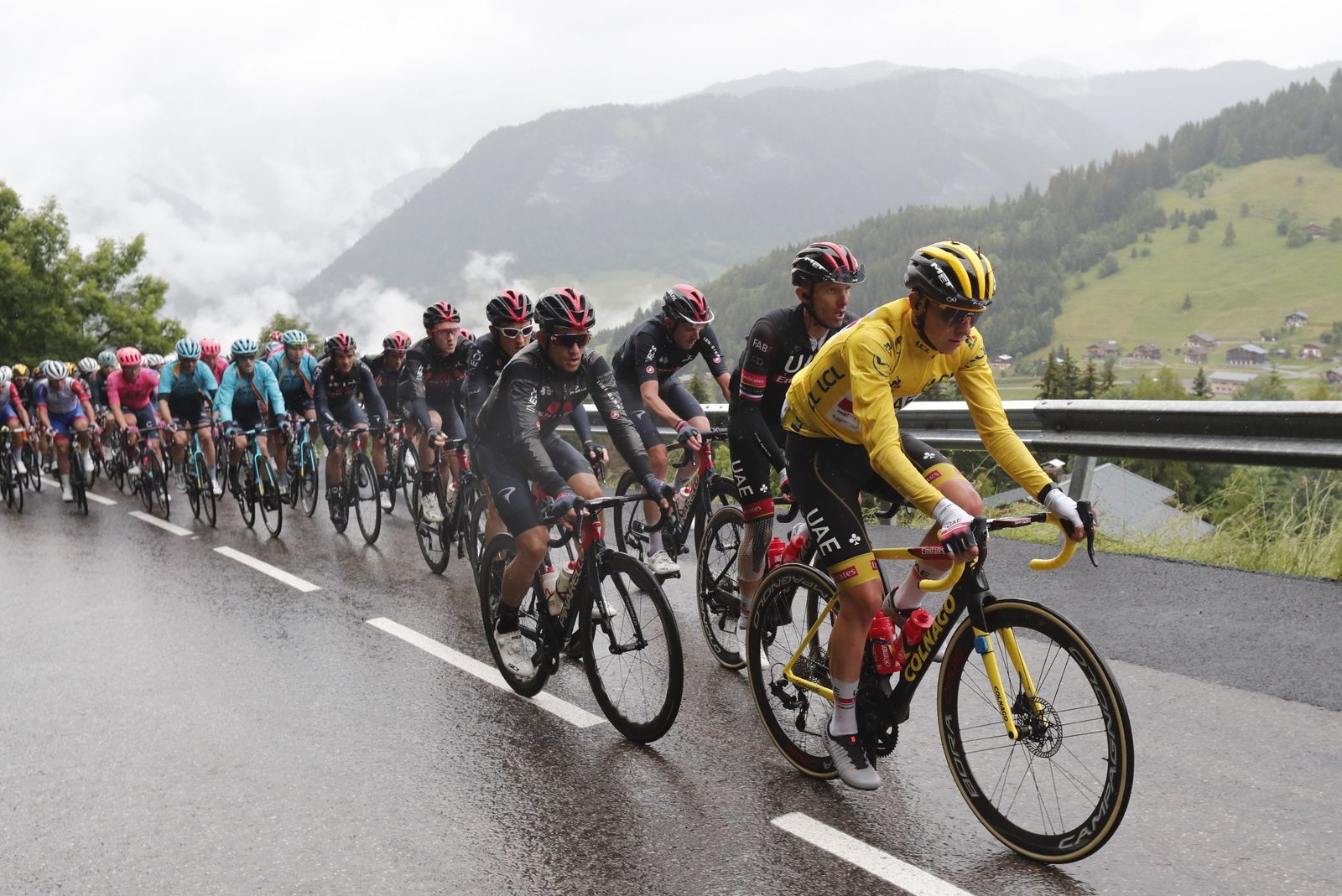 Pogacar, de amarillo, encabeza el pelotón.
