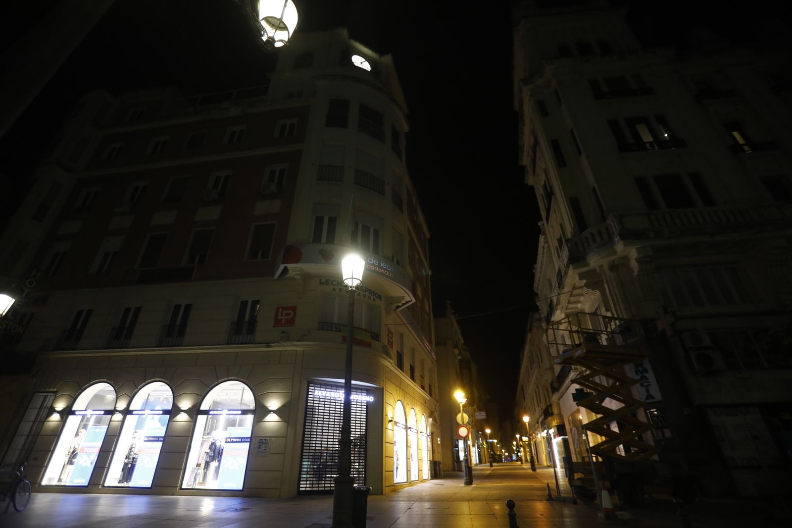 Fotografías: Un paseo por la solitaria Córdoba del toque de queda