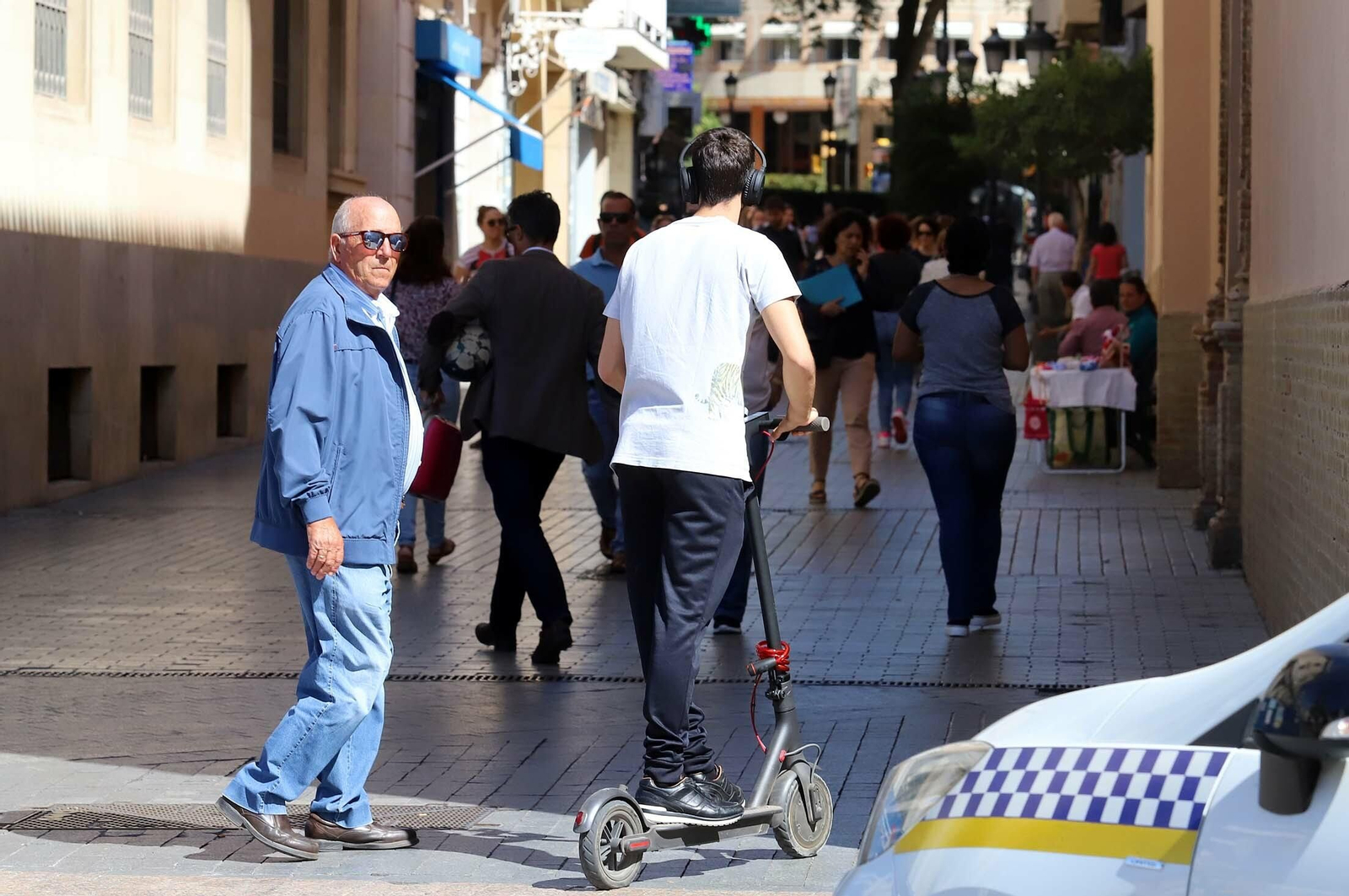 Un joven sobre un patinete eléctrico toma la calle Tres de Agosto, peatonal, desde la Plaza de las Monjas. Un joven sobre un patinete eléctrico toma la calle Tres de Agosto, peatonal, desde la Plaza de las Monjas.