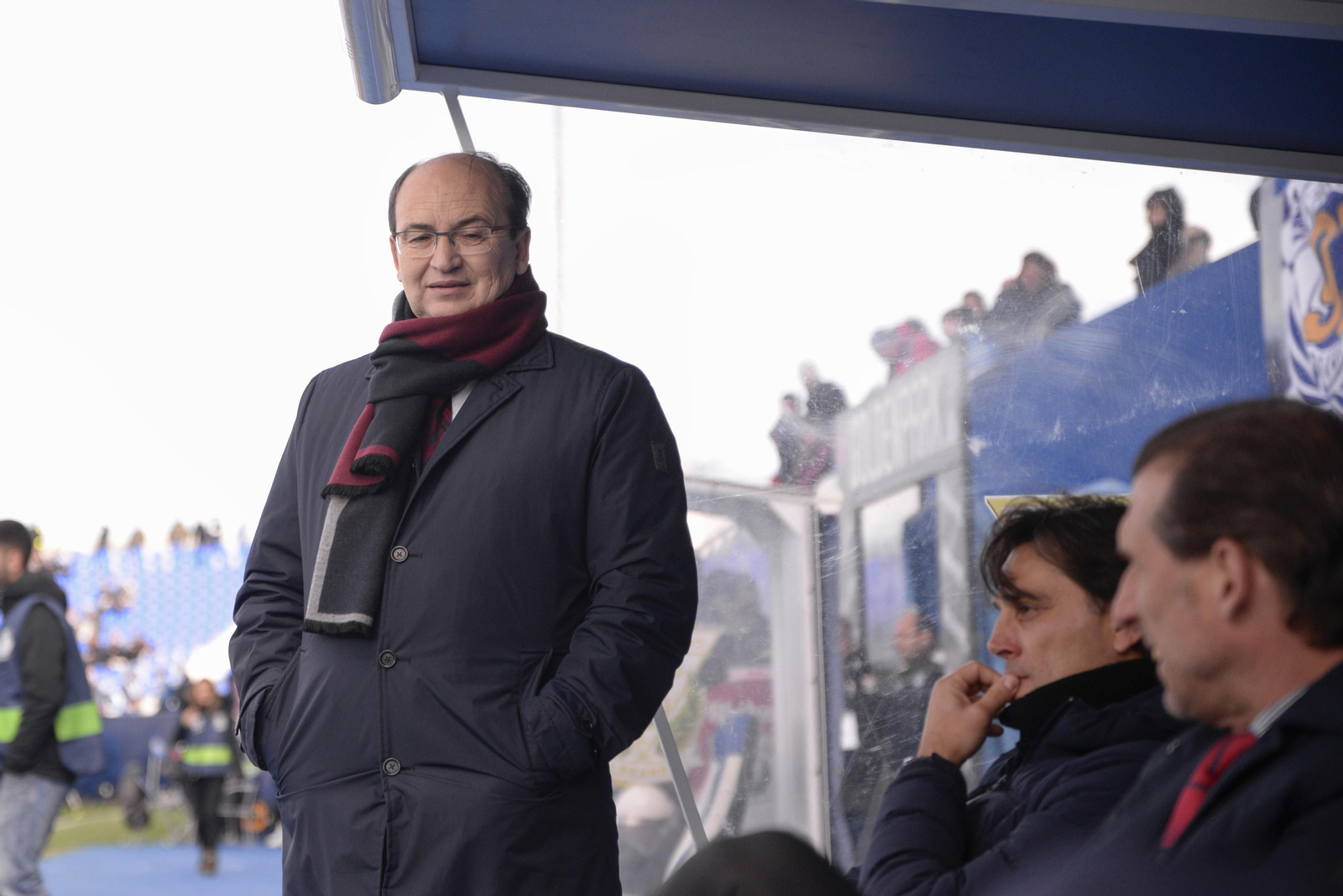 José Castro, junto a Vincenzo Montella y Óscar Arias en el banquillo de Butarque, antes del inicio.