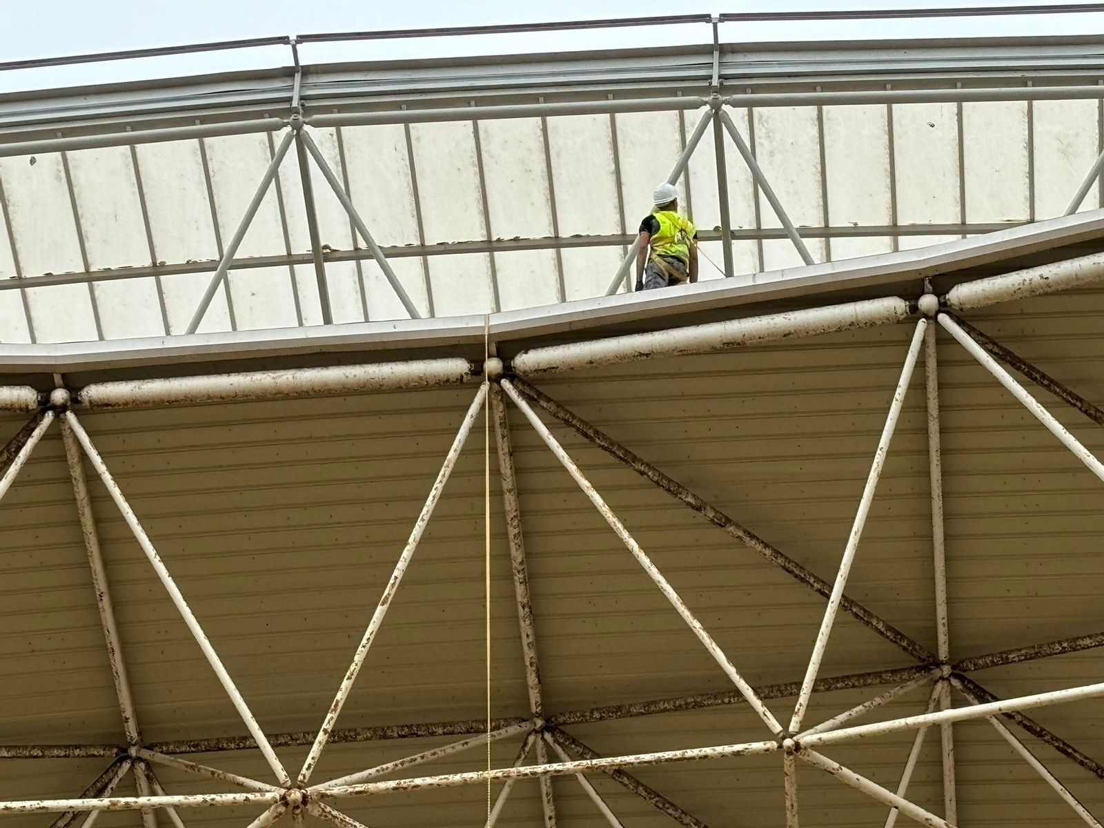Un obrero trabaja sobre la cubierta de La Montera, este jueves.
