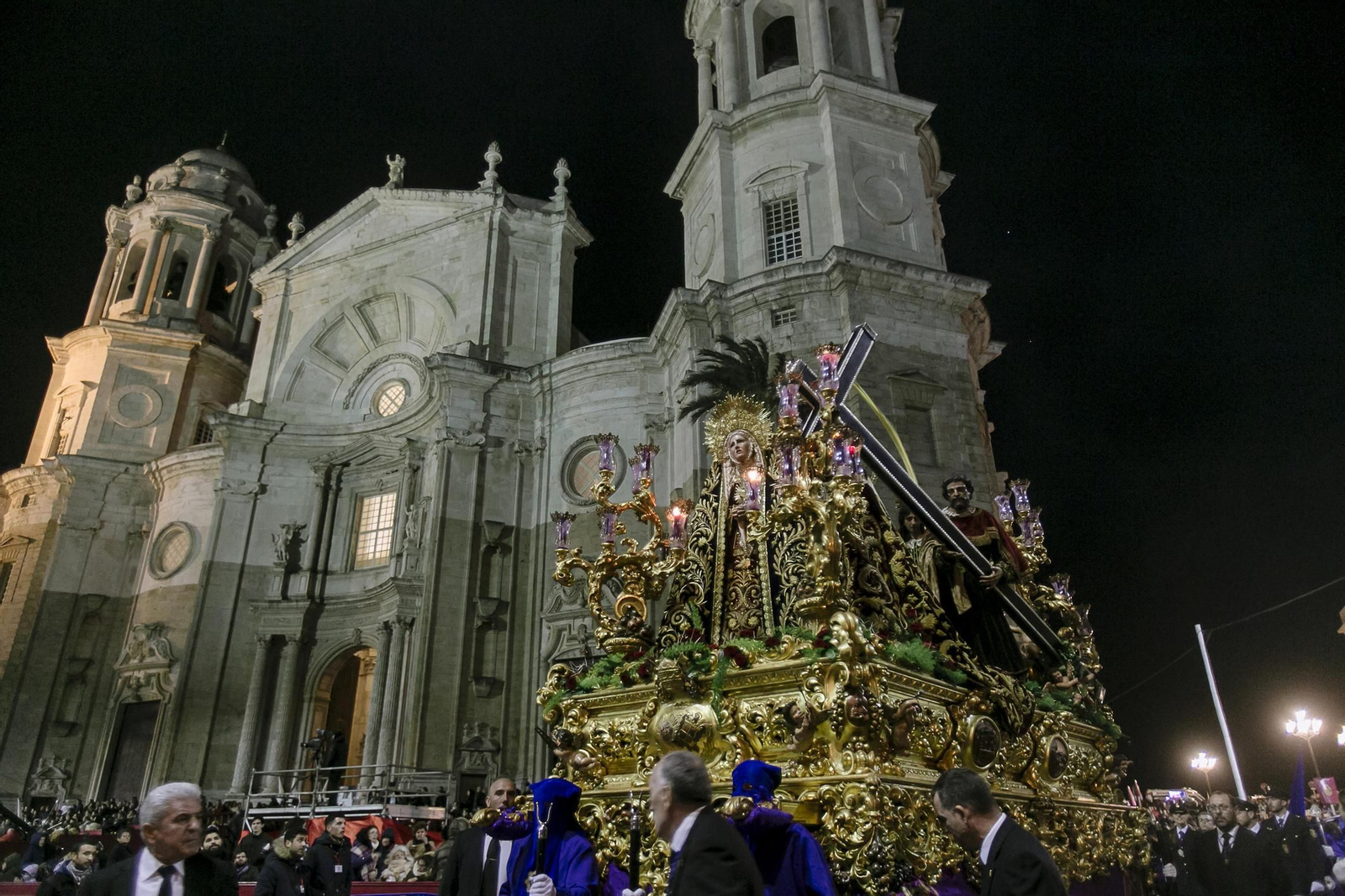 Afligidos, con la Catedral al fondo.