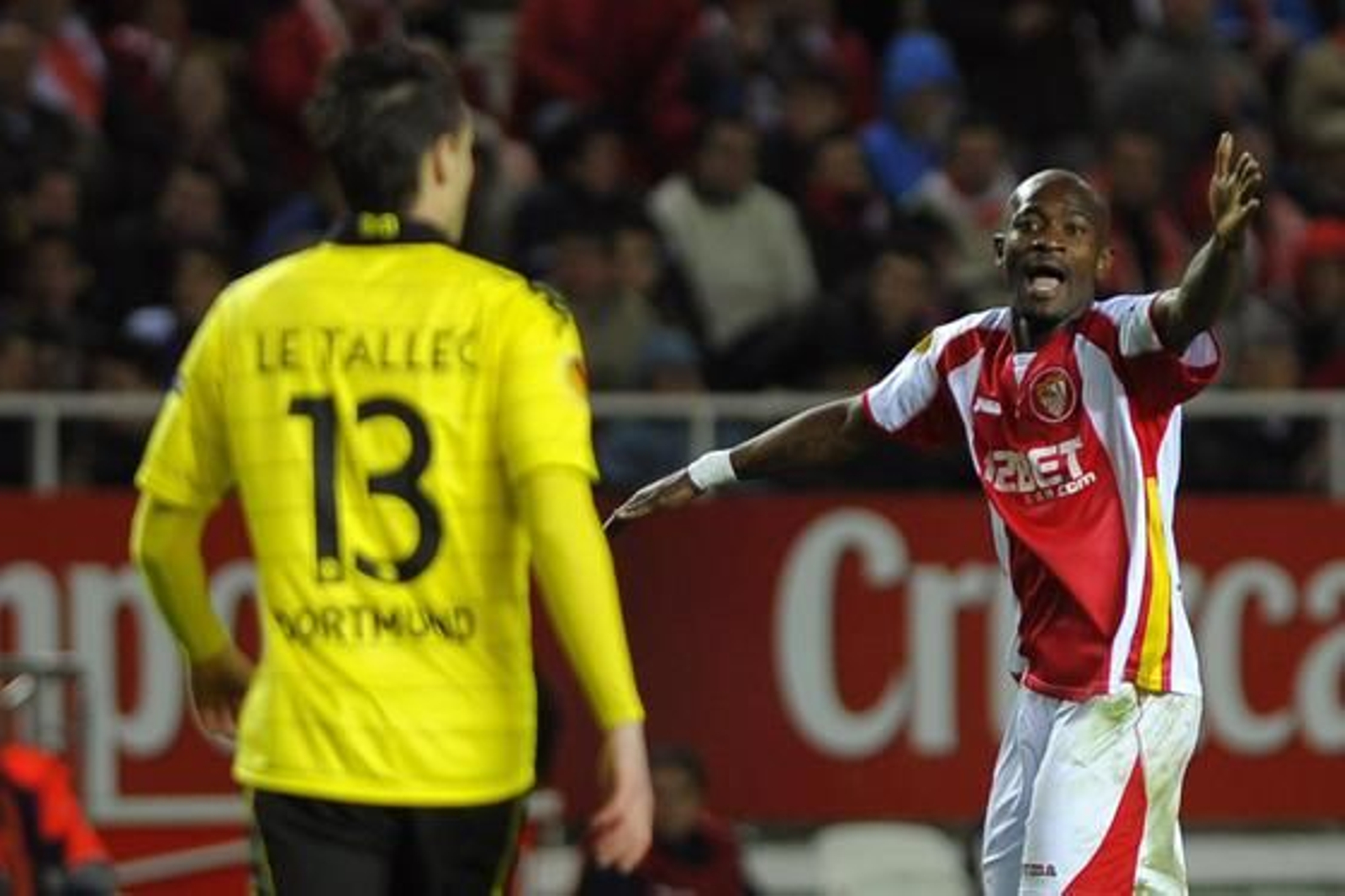 El Sevilla pasa a la siguiente ronda de la Liga Europa tras empatar 2-2 con el Borussia Dortmund. / AFP