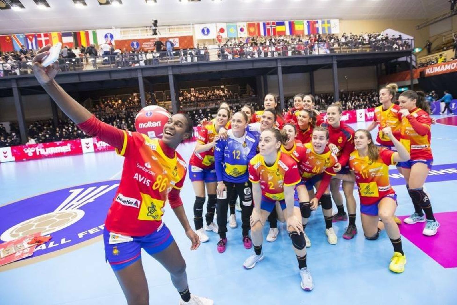 Barbosa, que anotó el gol del triunfo, se hace un selfie con todas sus compañeras detrás