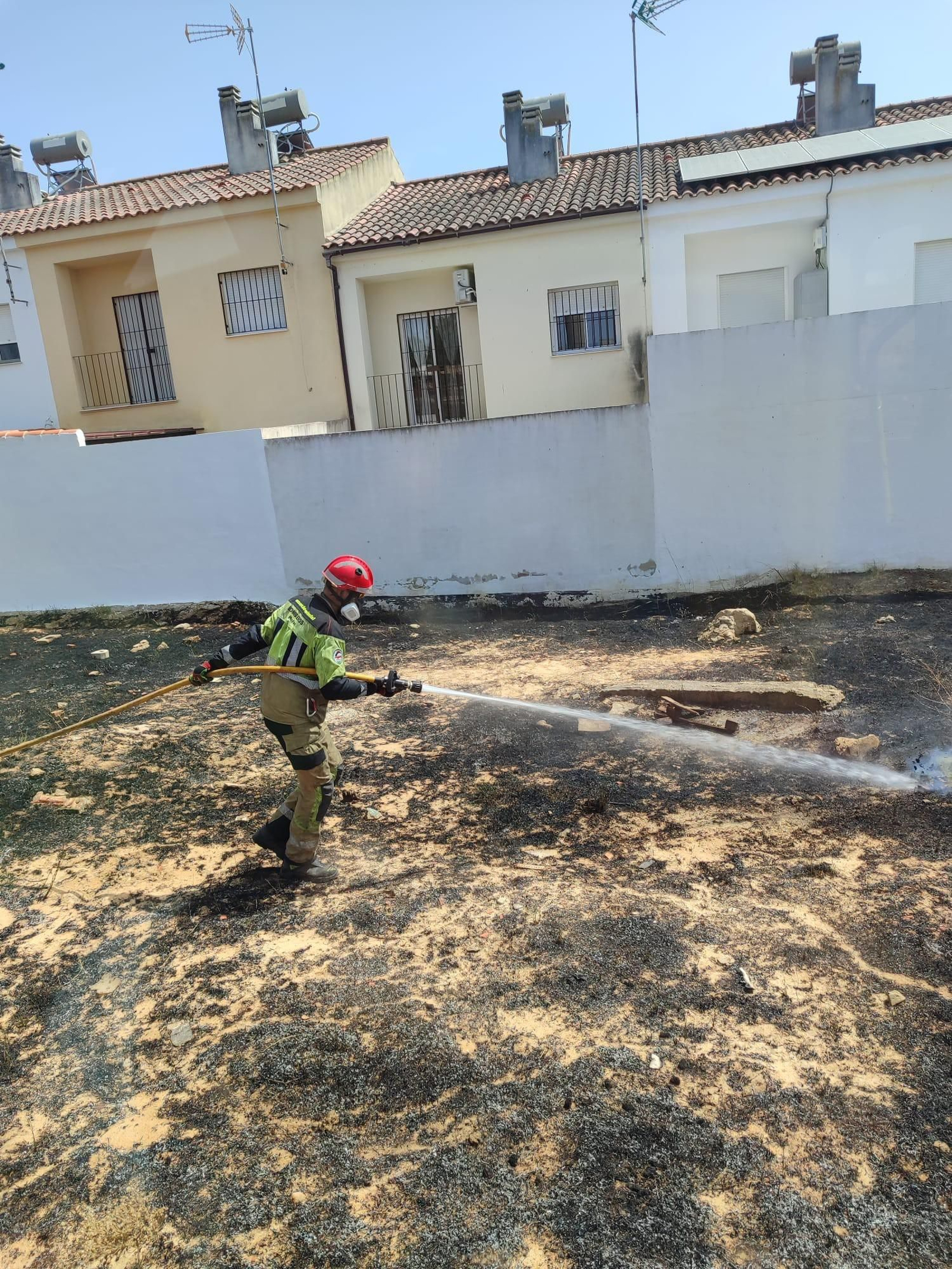Bombero en el lugar del incendio de Almonte.