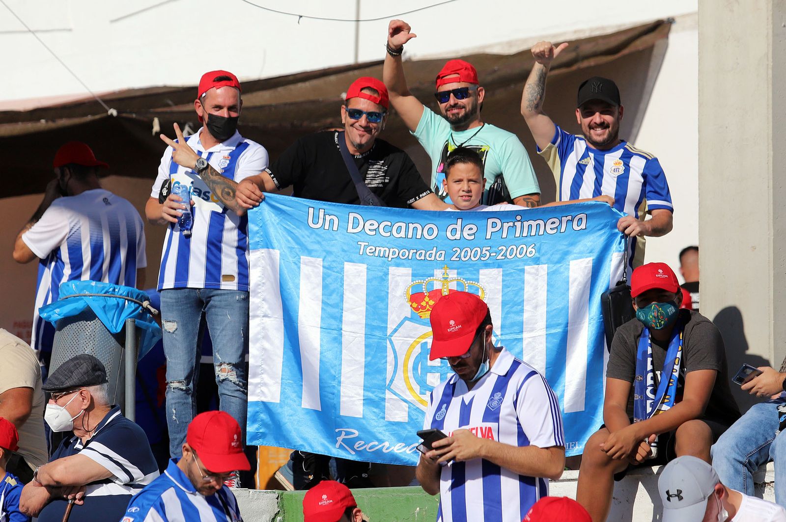 Imágenes de la afición más fiel del Recre en su visita al campo del Antoniano
