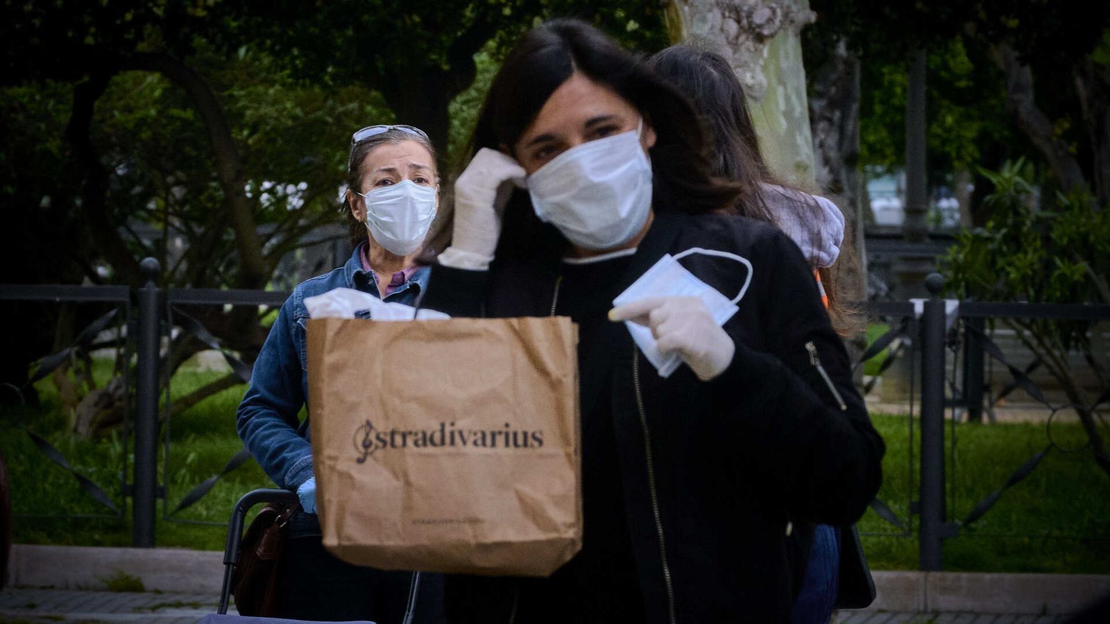 Mujeres con mascarillas