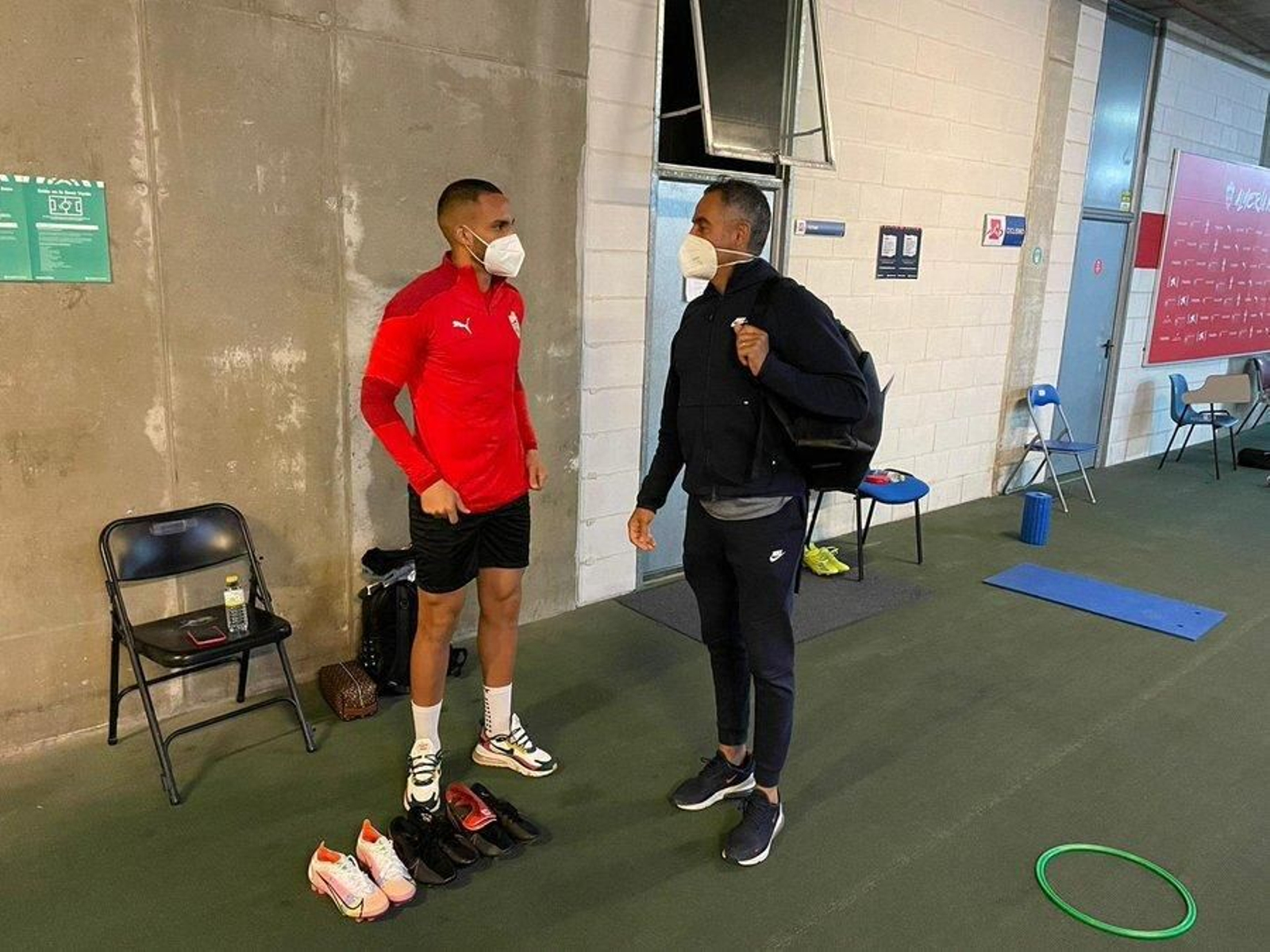 Gomes charla con Schettine.