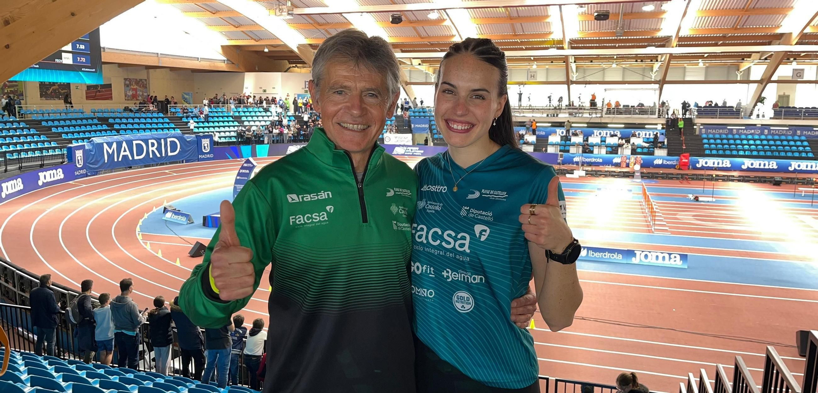 Carmen Avilés posa junto a su entrenador Antonio Bravo.