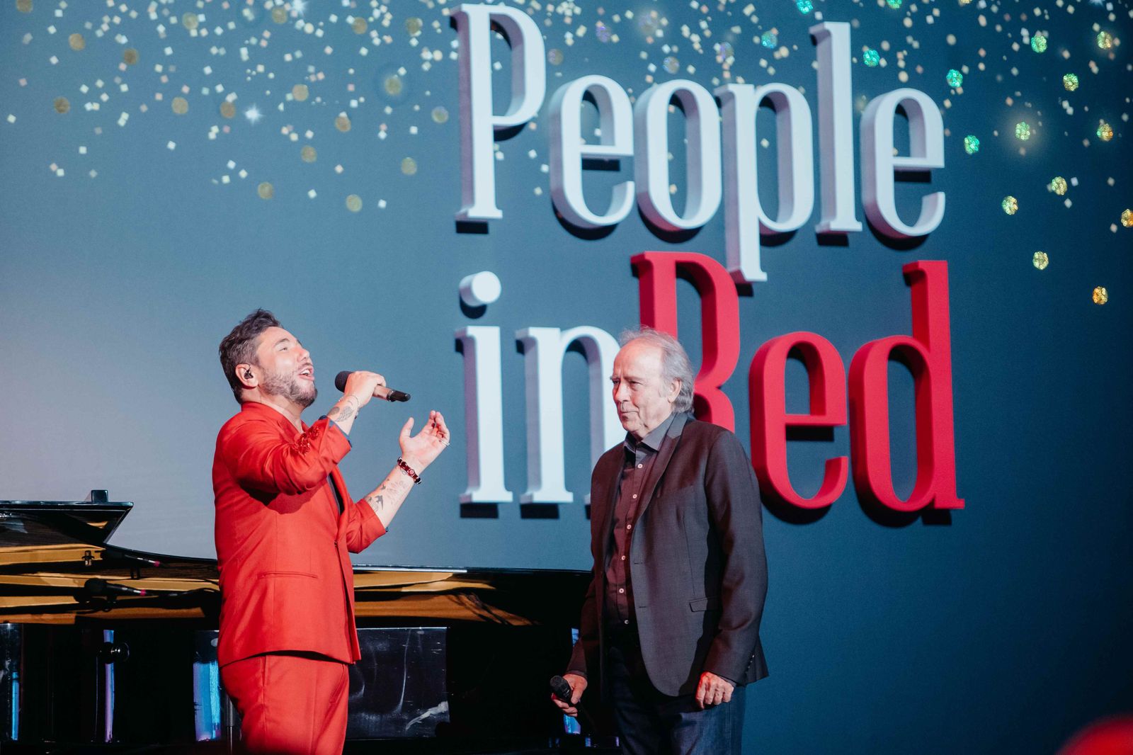 Miguel Poveda y Joan Manuel Serrat en la actuación de la gala People in Red