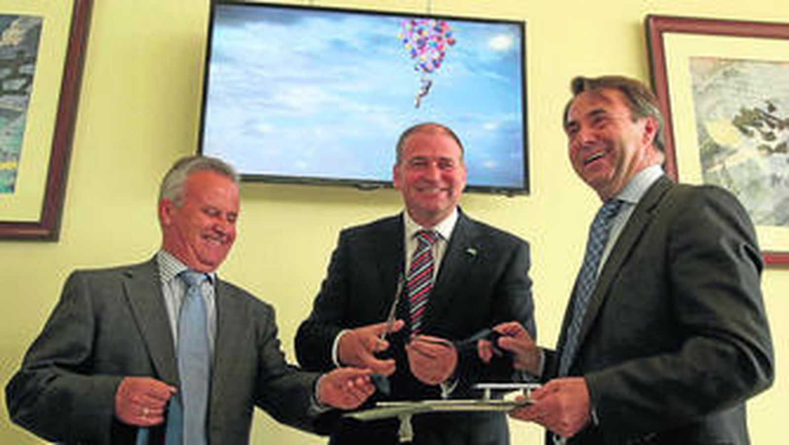 Santiago García y Joaquín Gómez, de Tanagrup, junto al alcalde de Los Barrios, Jorge Romero, ayer.